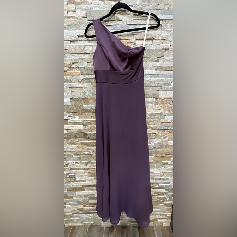 One shoulder plum David’s bridal bridesmaid dress. Size 0 55”length wore once